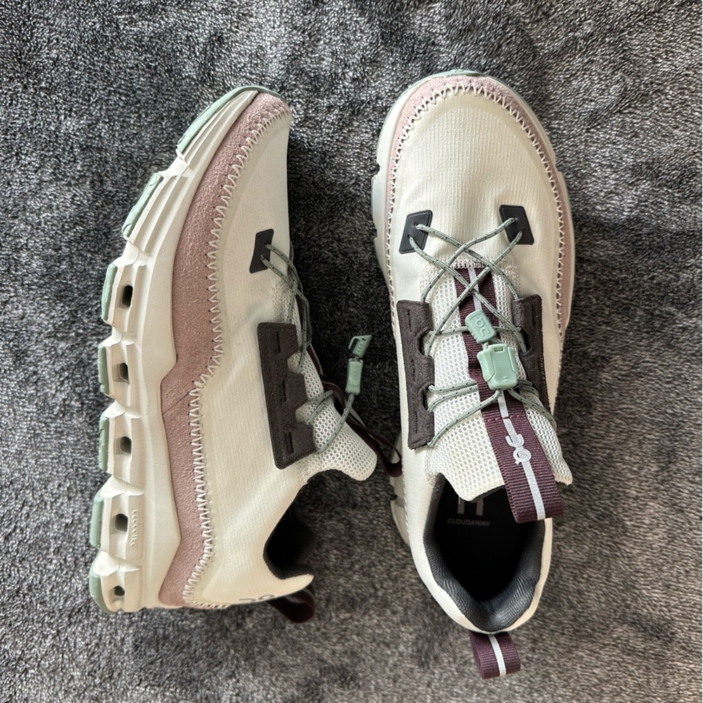 Women’s size 9.5 OnCloud athletic shoes CloudAway